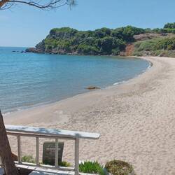Strand von Agios Nikolaos ... so kann es ohne Sonnenliegen und -Schirme aussehen