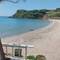 Strand von Agios Nikolaos ... so kann es ohne Sonnenliegen und -Schirme aussehen