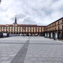 Der neue Platz, alle Gebäude und Balkone sind gleich.