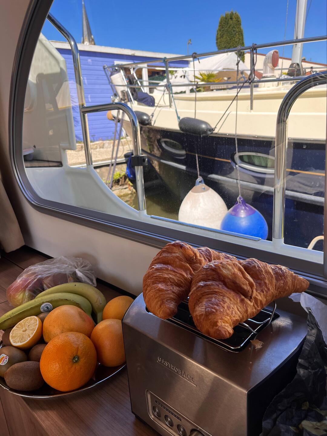 Muttertagsfrühstück mit Croissants