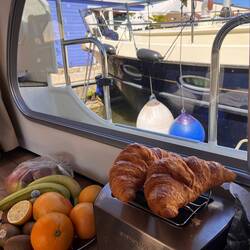 Muttertagsfrühstück mit Croissants