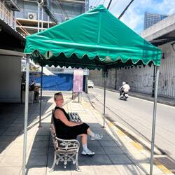 Xenia wartet auf den Bus 😬