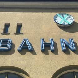 In Pasewalk sind die Uhren nicht nur stehen geblieben, sie sind auch extra mit Tape fixiert.