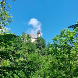 Schon wieder steigt weißer Rauch auf.