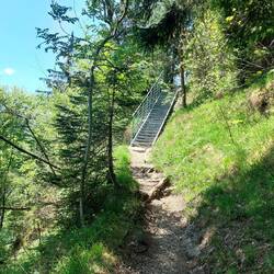 ....und zwar wegen dieser Treppe.