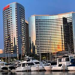 A słońce odbija się w szklanych budynkach