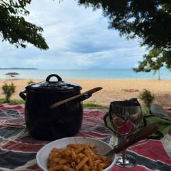 ...zu Mittag bruzzelten wie Dosenspaghetti aufgepeppt mit Wellington Sauce...