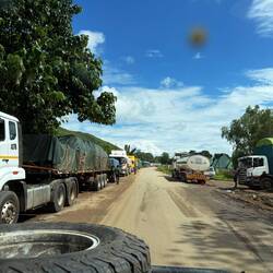 Die Vorboten der Grenze: Lkw an Lkw an Lkw