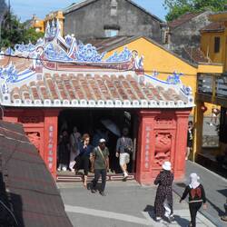 pont japonais vu de la maison ancienne