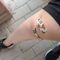 Immerhin mit Dinopflastern versorgt 😄