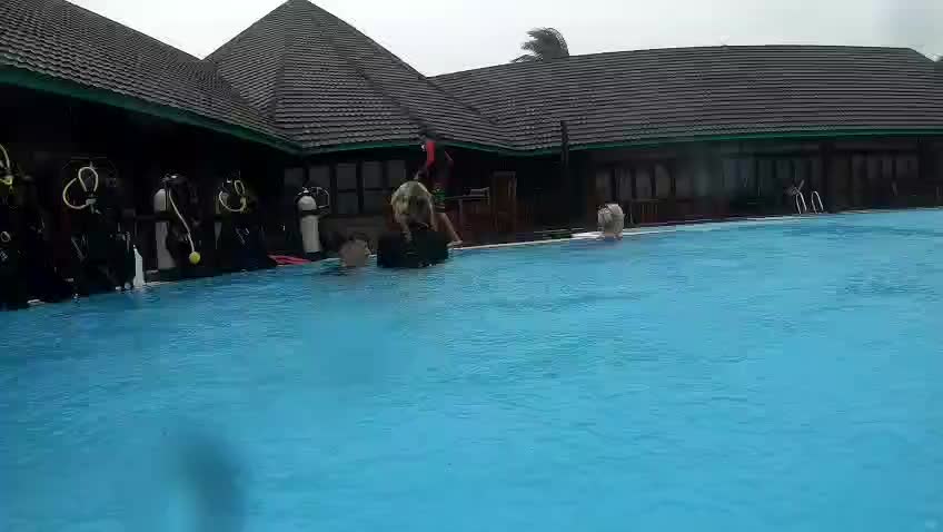 Da es Vormittags in Strömen regnete, gingen wir in den Pool
