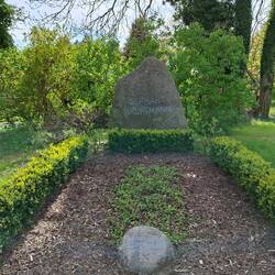 Schöner,alter Friedhof mit Gerhard Hauptmann Grab