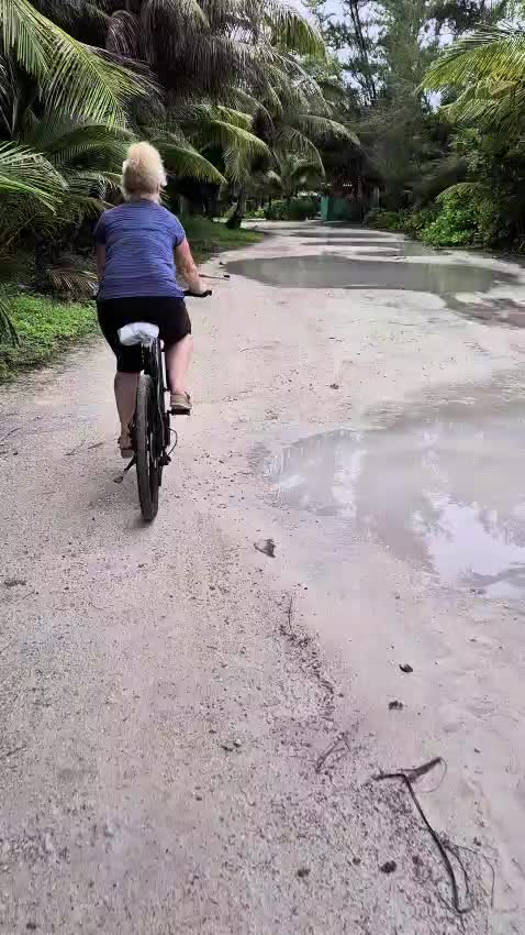 Nachmittags dann mit dem Radl um die 1000 Pfützen auf die andere Seite der Insel