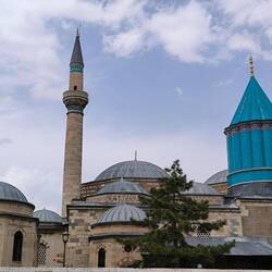 Unter derm blauen Turm ist angeblich Mevlana bestattet