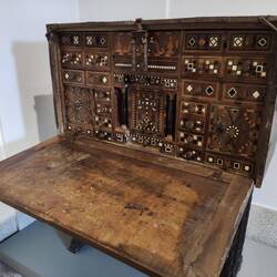 Ein schöner alter Sekretär