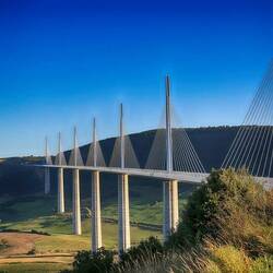 Bild: https://www.provence-info.de/sehenswuerdigkeiten/viadukt-von-millau/