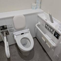 Toilette a la Japan. Und die geheizten WC-Btillen ein Traum. Da freu man sich schon vorher aufs WC