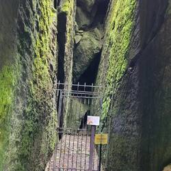 der Fels soll sich geteilt haben, als er die Stigmata empfing