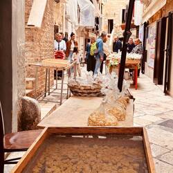 Orichiette-Produktion und -Verkauf in den Bari-Gassen