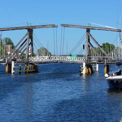 Die Wieker Holzklappbrücke über den Fluß Ryck bei Greifswald