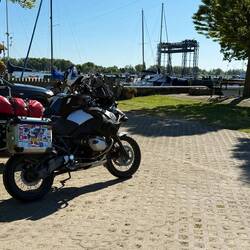 der Hafen von Kamp (Festland) mit Blick auf die Hubbrücke