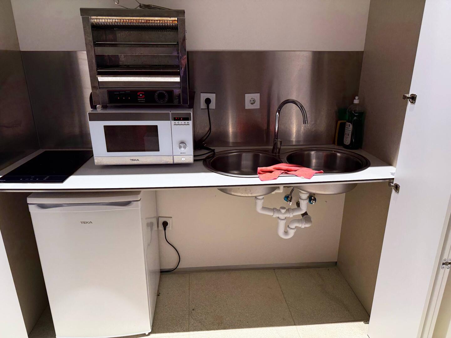 Cocina but no dishes or pots