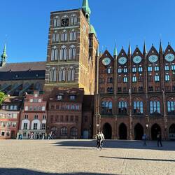Nikolaikirche mit Rathaus