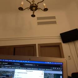 Kronleuchter-Beweisfoto in Liegeposition.