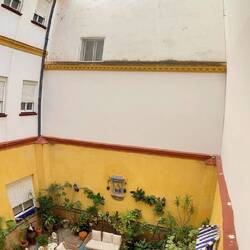 Blick aus dem Hotelzimmer in einen Innenhof. So krumm ist das Haus nicht – Pano-Modus lässt grüssen.