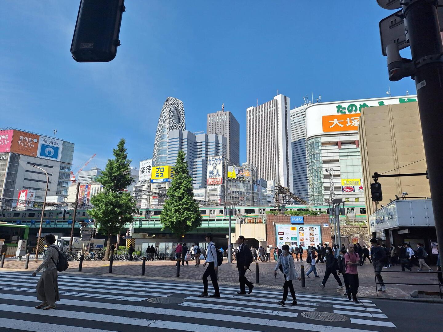 Viele Touristen mischen sich unter geschäftigen Japaner.