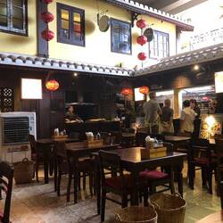 Le Vy's restaurant, style food court.