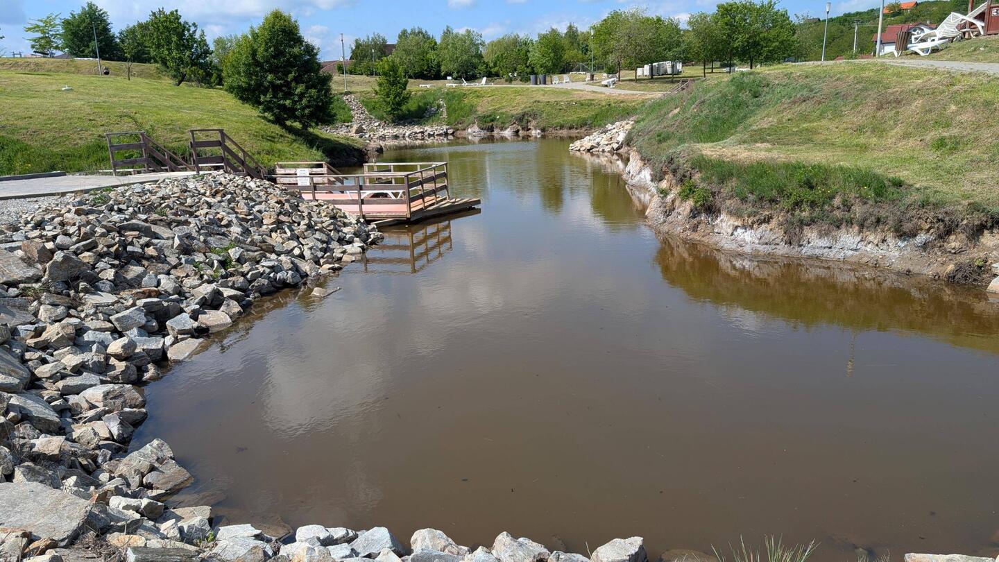 Einer der Salzseen mit 250 bis 300 Gramm Salz pro Liter Wasser
