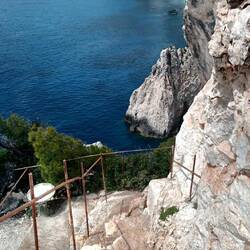 Der steile Weg zum Plakaki Beach runter.