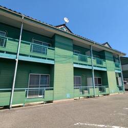 Le bâtiment a été repeint mais est toujours là