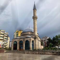 Iliaz-Bej-Mirahori-Moschee (albanisch: Xhamia e Iliaz Bej Mirahorit) in Korça.