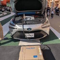 Toyota mit einer Mobilen Ladestation zum mitnehmen. z.b fürs Picknick im Jura 🤣🤣🤣🤣