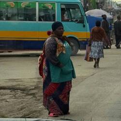 ...Mutter und Kind auf dem Weg zum Baby-Yoga...