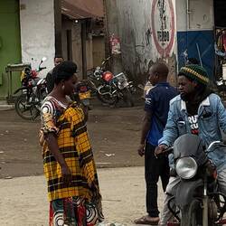 ...wir gut die Damen gekleidet sind! Sauber und adrett!