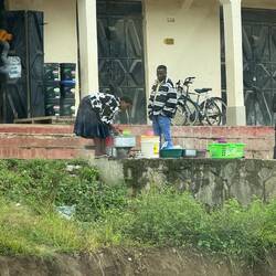 ...am Straßenrand, neben Dreck, Baustelle, stinkendem Verkehr...