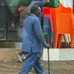 ...Tanzian Gentleman! Mit Anzug und Gehstocl! Stil ist alles!