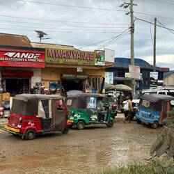 Tuk-Tuk im Überlebensmodus! Unglaublich wo und wie die überall rumfahren.