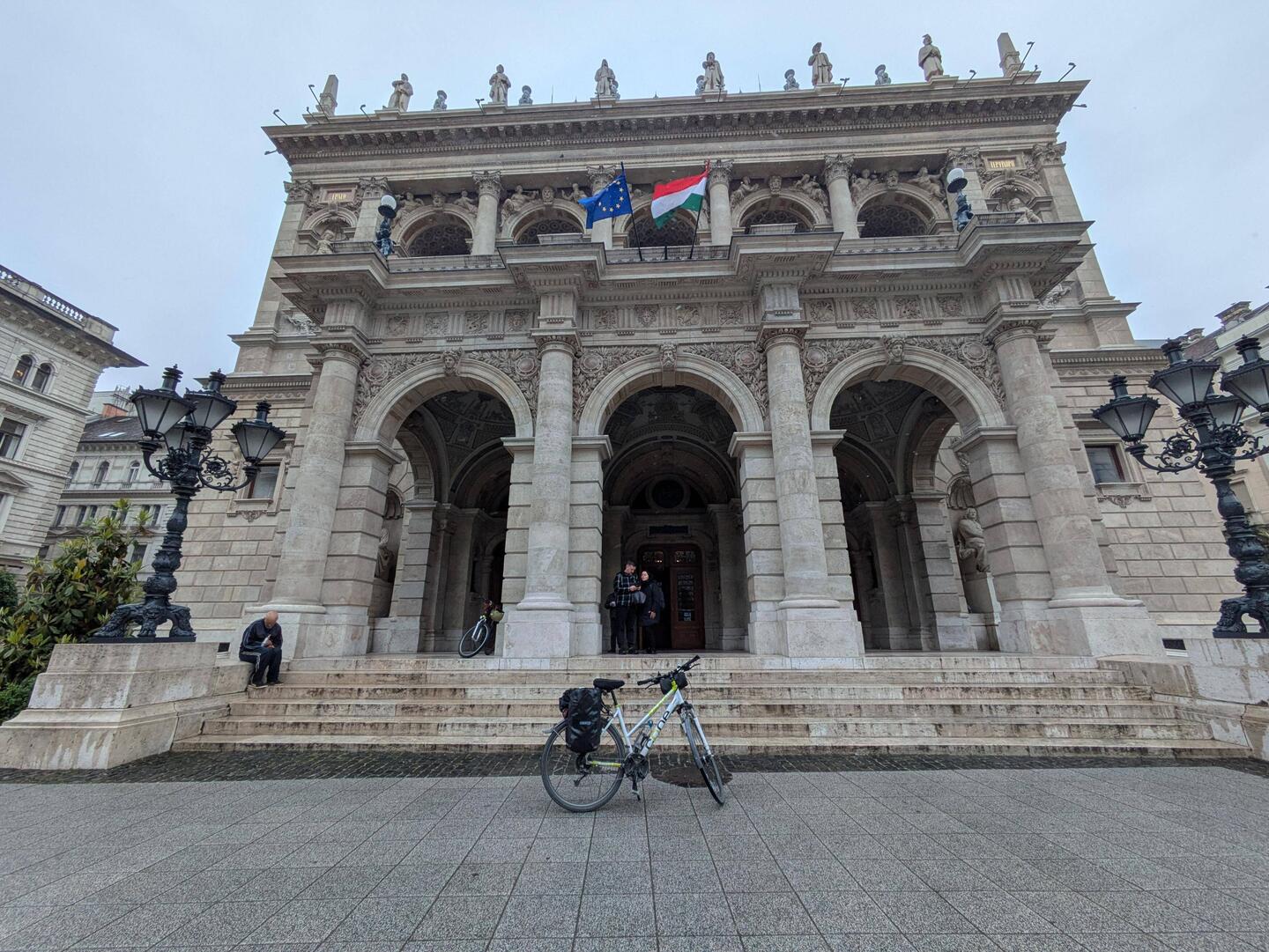 Ein Beweisfoto vor der Opa, dass ich wirklich mit dem Fahrrad in Budapest war