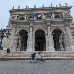 Ein Beweisfoto vor der Opa, dass ich wirklich mit dem Fahrrad in Budapest war