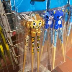 Damit lernt man mit Stäbchen zu essen. 😅