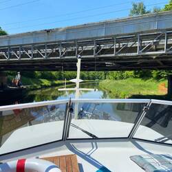 Saarkanal mit Eisenbahnbrücke, ganz schön niedrig