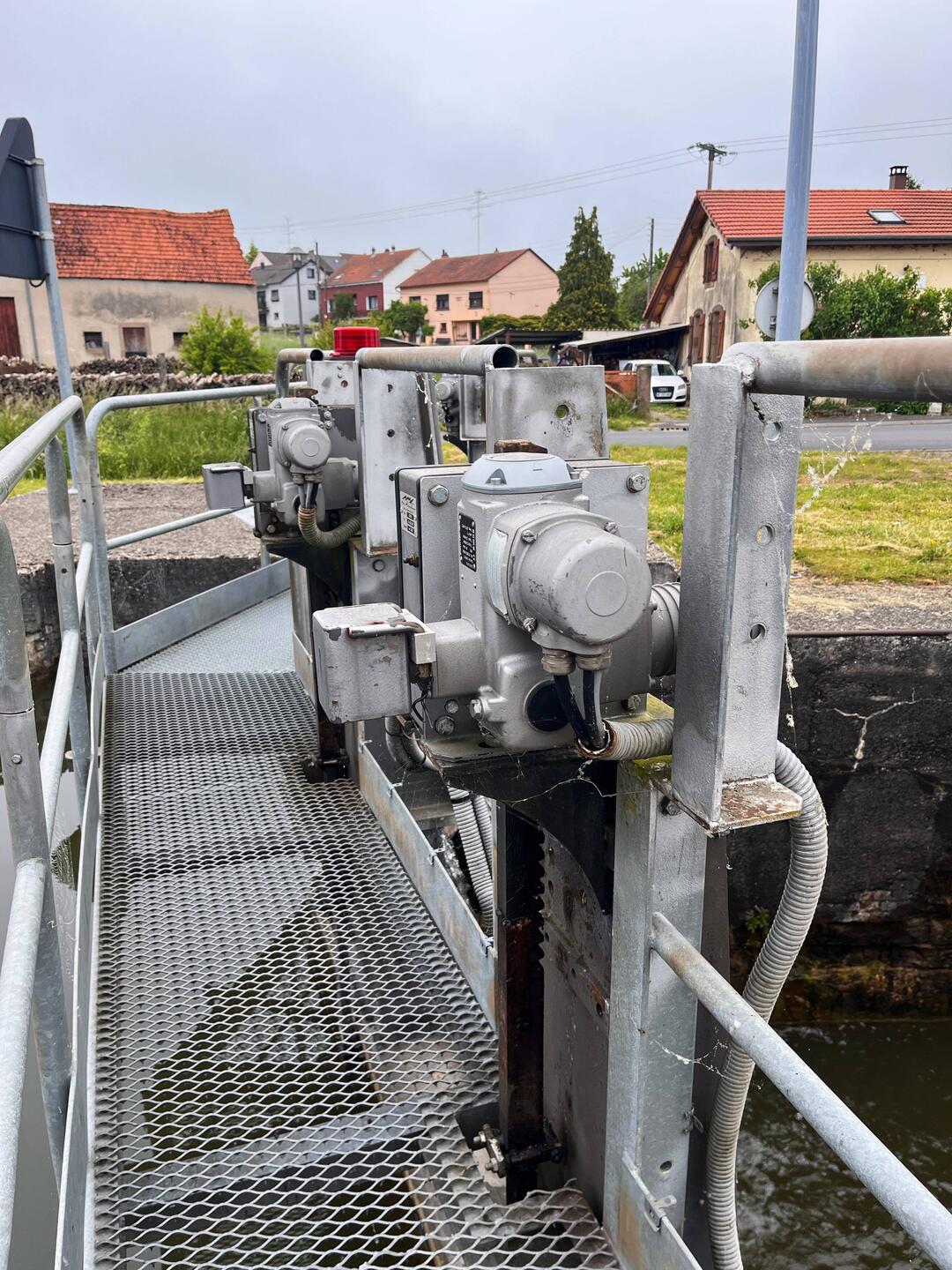 Schleusenantrieb, bewegt den Schieber nach oben, damit das Wasser einlaufen kann