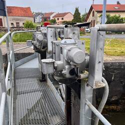 Schleusenantrieb, bewegt den Schieber nach oben, damit das Wasser einlaufen kann