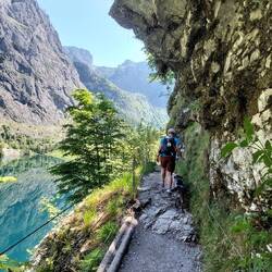 ....und führt gesichert hoch über den See.