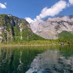 Am Morgen ist der See noch spiegelglatt.