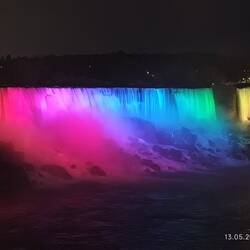 Hier wandern die Regenbogenfarben durch die Falls 🌈